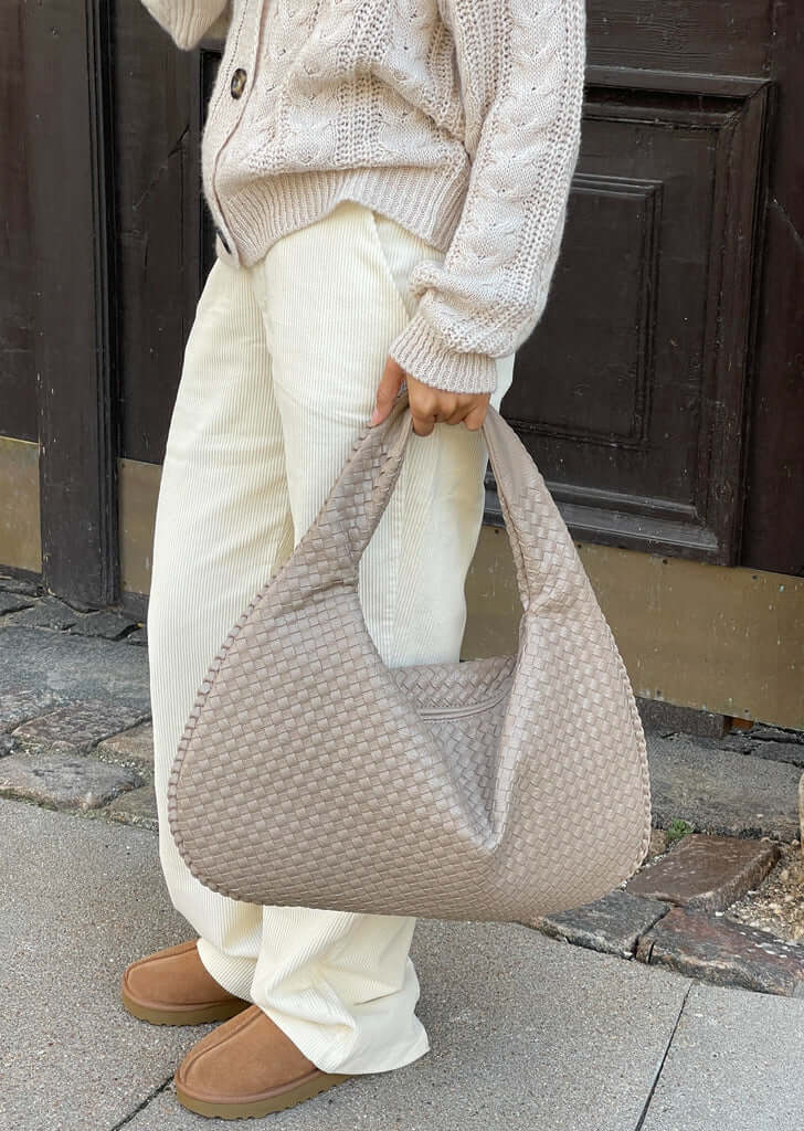 Large Everyday Tote Handbag | Spacious & Stylish | Elegant Design | Versatile Use